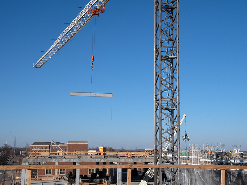 Crane carrying beam for middle section